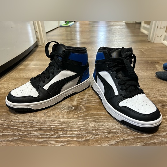Puma boys high tops.  Size 5. Excellent condition-hardly used. - Picture 1 of 3